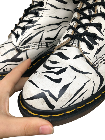 Dr. Martens 1460 MIE zebra